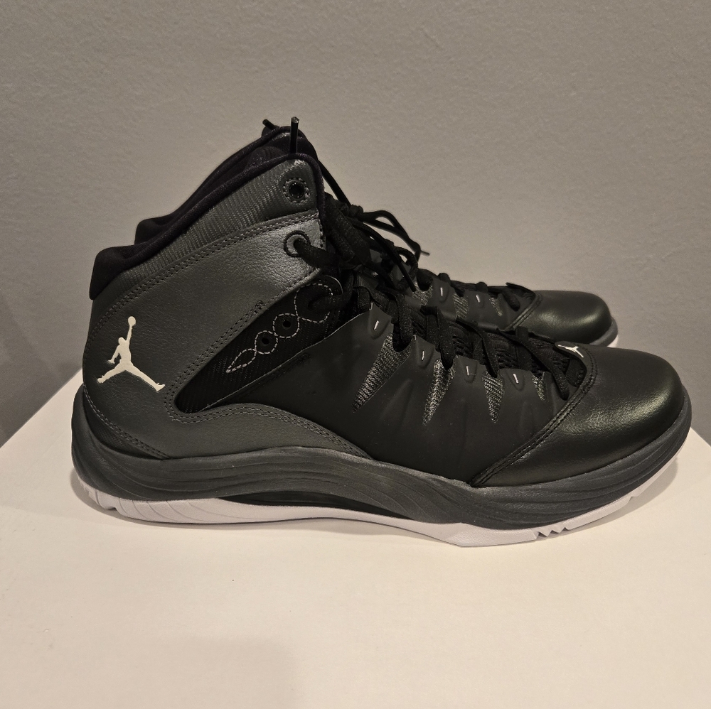 NEW Jordan Prime.Fly Size 10